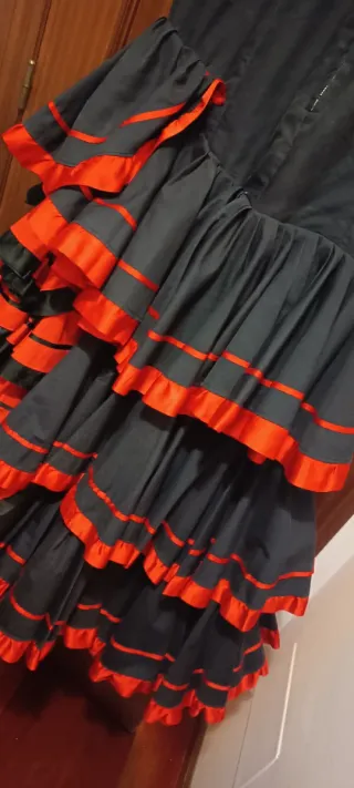 Vestido de flamenca negro y rojo