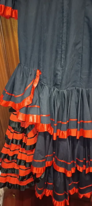 Vestido de flamenca negro y rojo