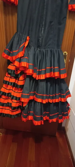Vestido de flamenca negro y rojo