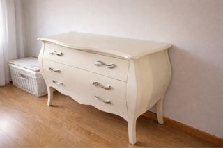 Cómoda de madera beige con 3 cajones