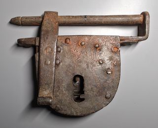 Antiguo candado forja con llave