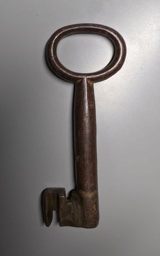 Antiguo candado forja con llave