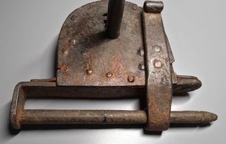 Antiguo candado forja con llave