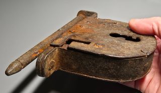 Antiguo candado forja con llave