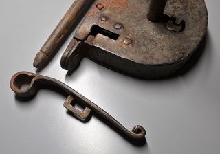 Antiguo candado forja con llave