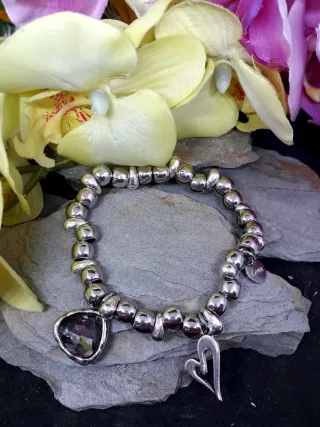 Pulsera elástica con charms