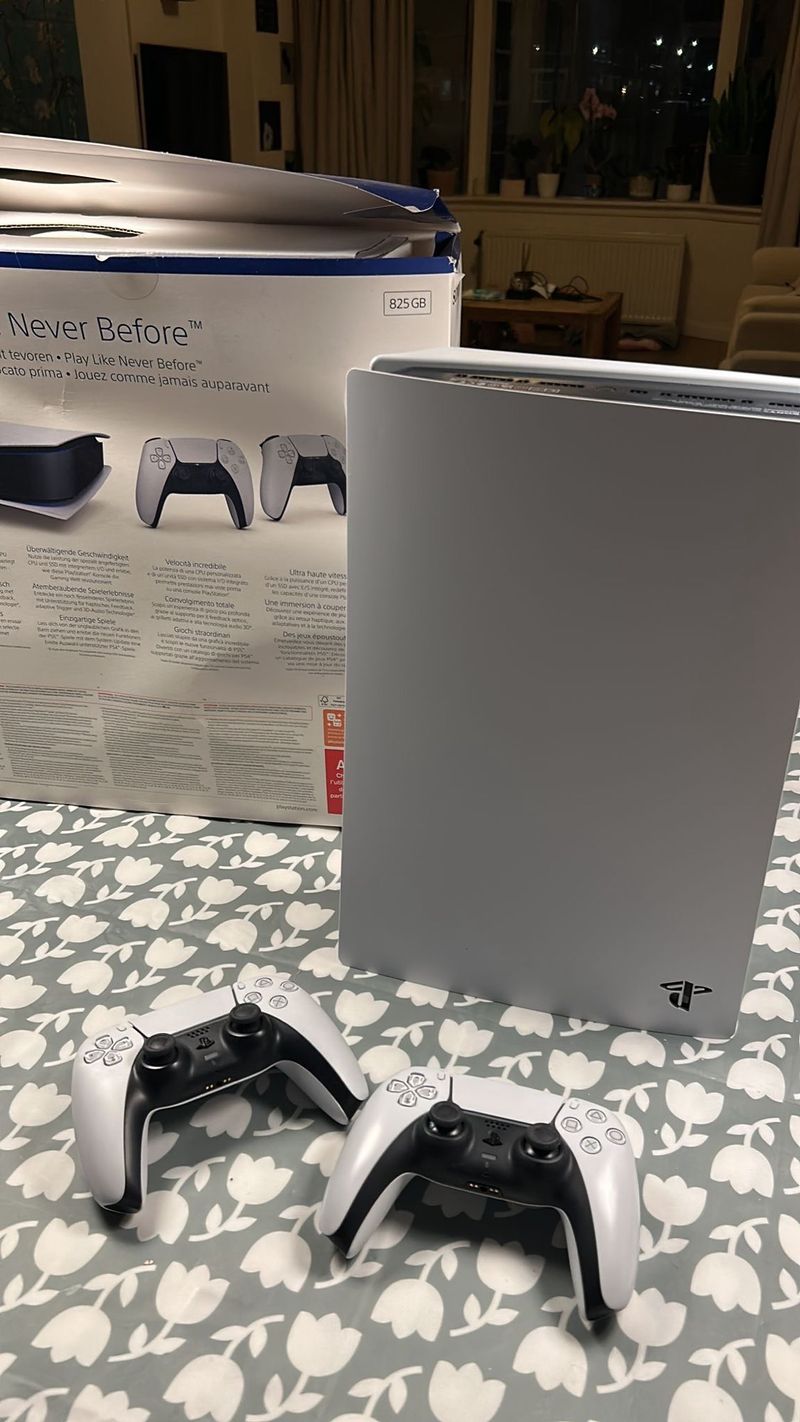 PlayStation 5 Blanca con ( 2 mandos )  825 GB