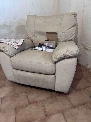 Sillón de piel beige reclinable