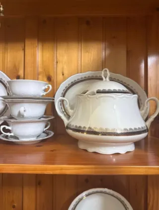 Vajilla de porcelana con borde dorado