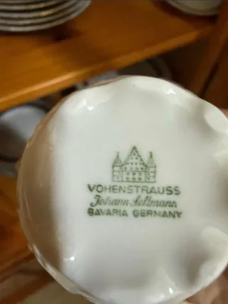 Vajilla de porcelana con borde dorado