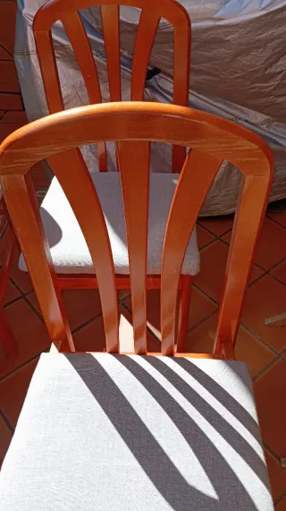 Juego de 4 sillas de madera,por 24€ las cuatro