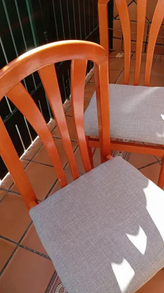Juego de 4 sillas de madera,por 24€ las cuatro