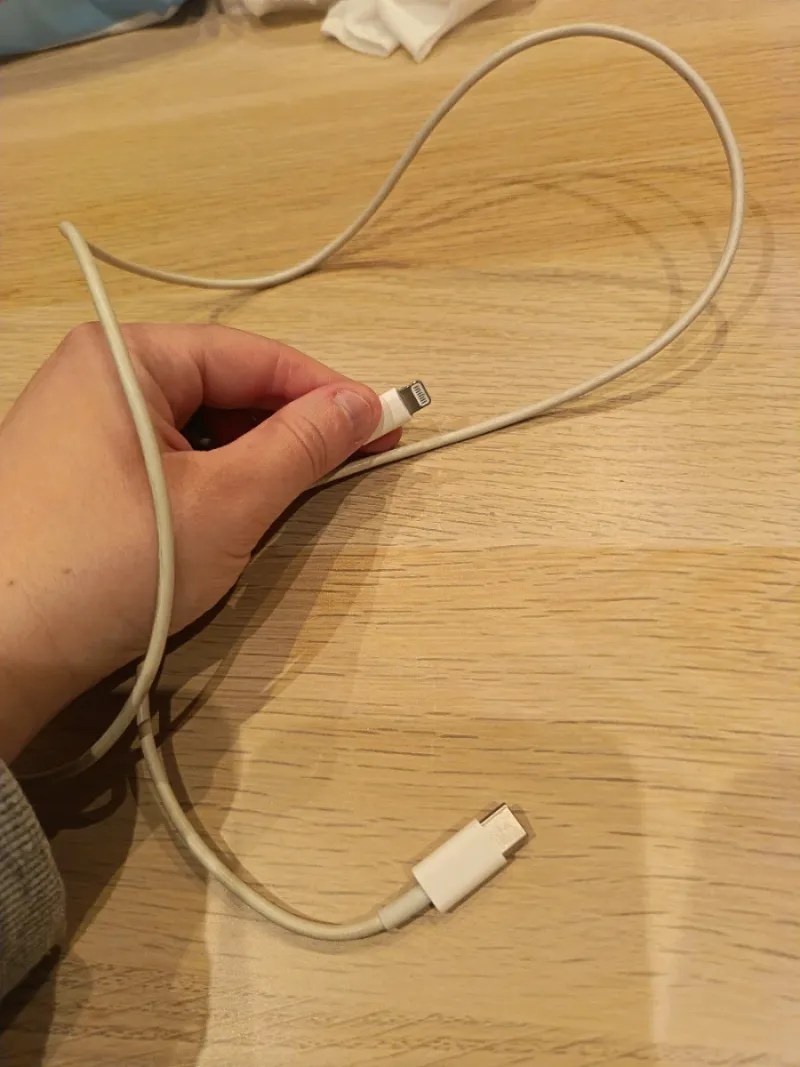 Cargador iphone blanco y adaptador