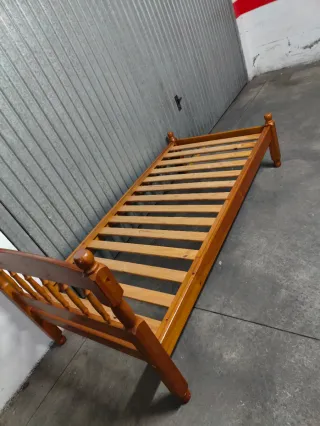 Cama individual de madera