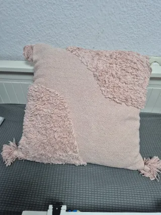 Cojín rosa con flecos