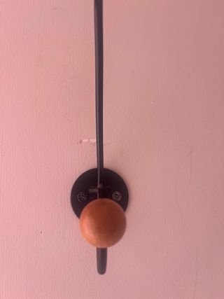 3 Perchas Negras Madera Natural