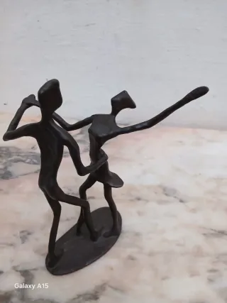 Figura de bronce abstracta