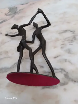 Figura de bronce abstracta