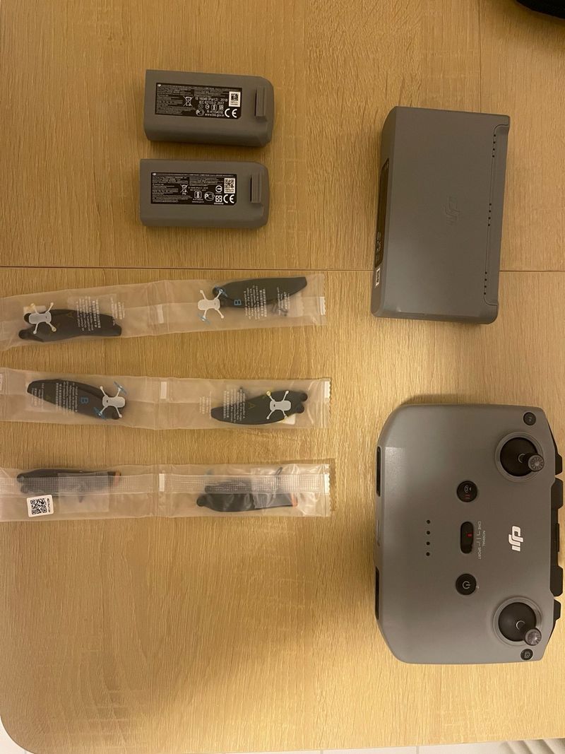 Accesorios originales DJI para drones: baterías, cargador, controlador y hélices
