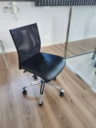 Silla de oficina negra
