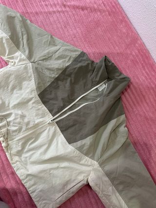 Chaqueta cortavientos beige y verde