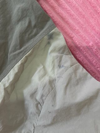 Chaqueta cortavientos beige y verde