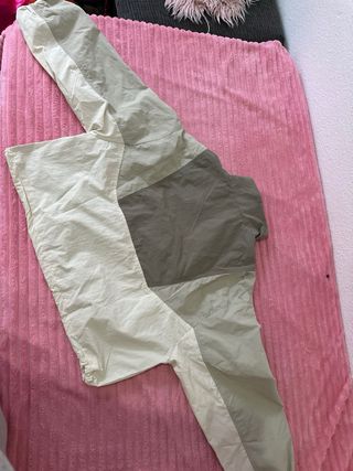 Chaqueta cortavientos beige y verde