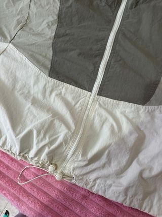 Chaqueta cortavientos beige y verde