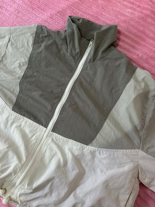 Chaqueta cortavientos beige y verde