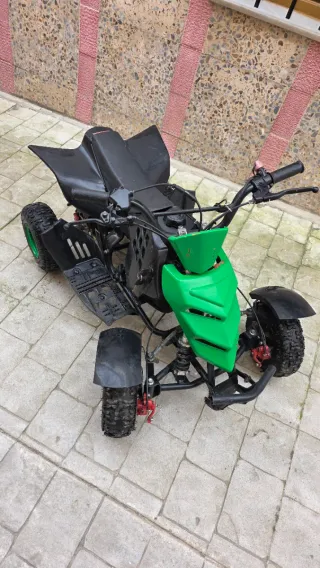 Quad infantil verde y negro