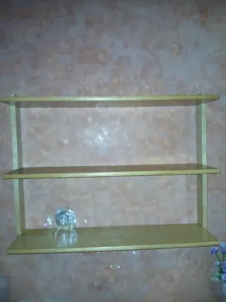 Estanterías de madera (2 unidades de pino 30€las d