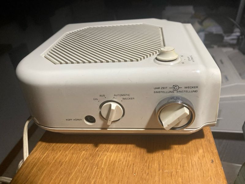 Radio despertador vintage con música en el aire afbeelding 5