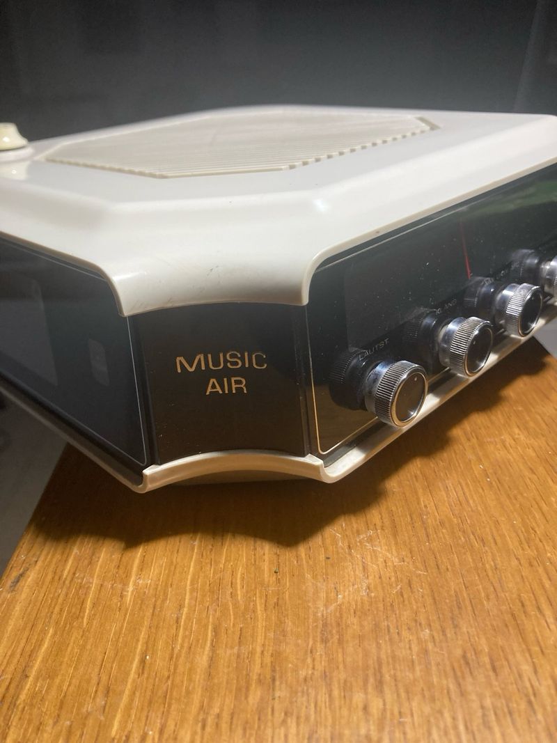 Radio despertador vintage con música en el aire afbeelding 3