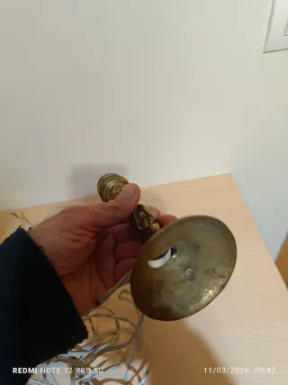 Lámpara de bronce antigua con enchufe