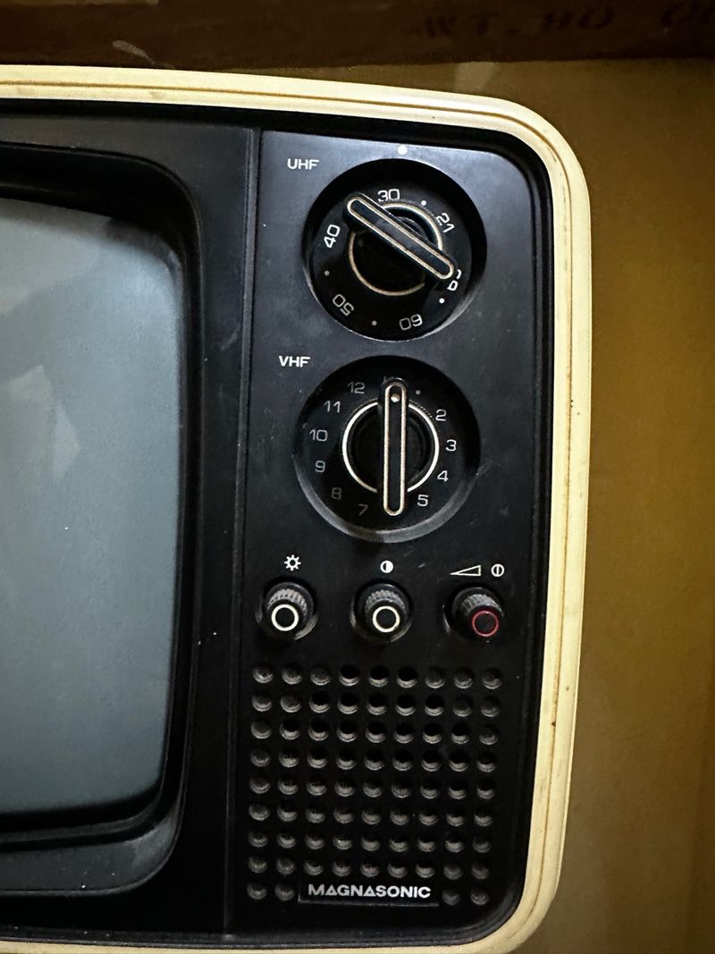 Televisor Magnasonic Coleccionista Beige/Negro afbeelding 4
