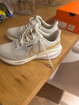 Zapatillas Nike Running Beige y Dorado