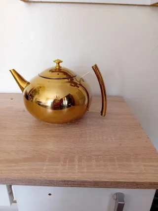 Tetera Metálica Dorada