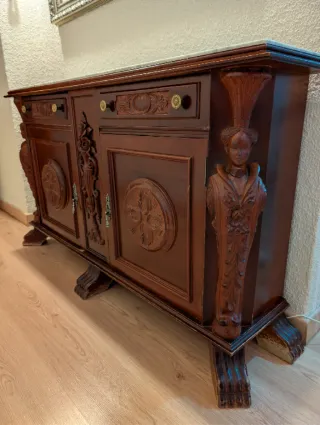 Mueble recibidor clásico de madera con mármol