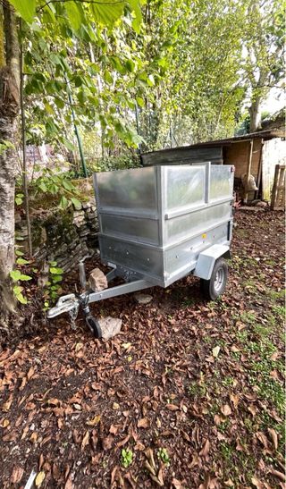 Carro cerrado con enganche de horquillas
