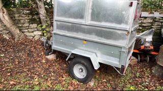 Carro cerrado con enganche de horquillas