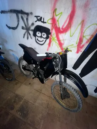 Suzuki RMX 50 Enduro Negra con detayes rojos