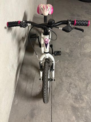 Bicicleta Infantil Megamo 16. Color blanco y rosa.