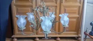 Lámpara de metal y cristal dorada