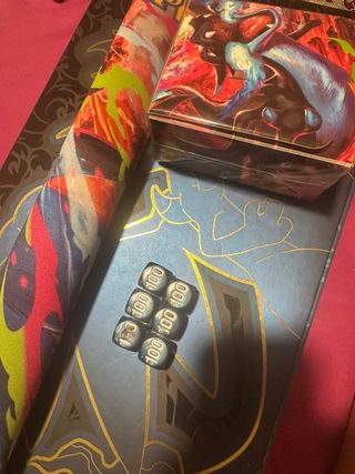 Pokémon Charizard X EX: Playmat, Deckbox y Dados