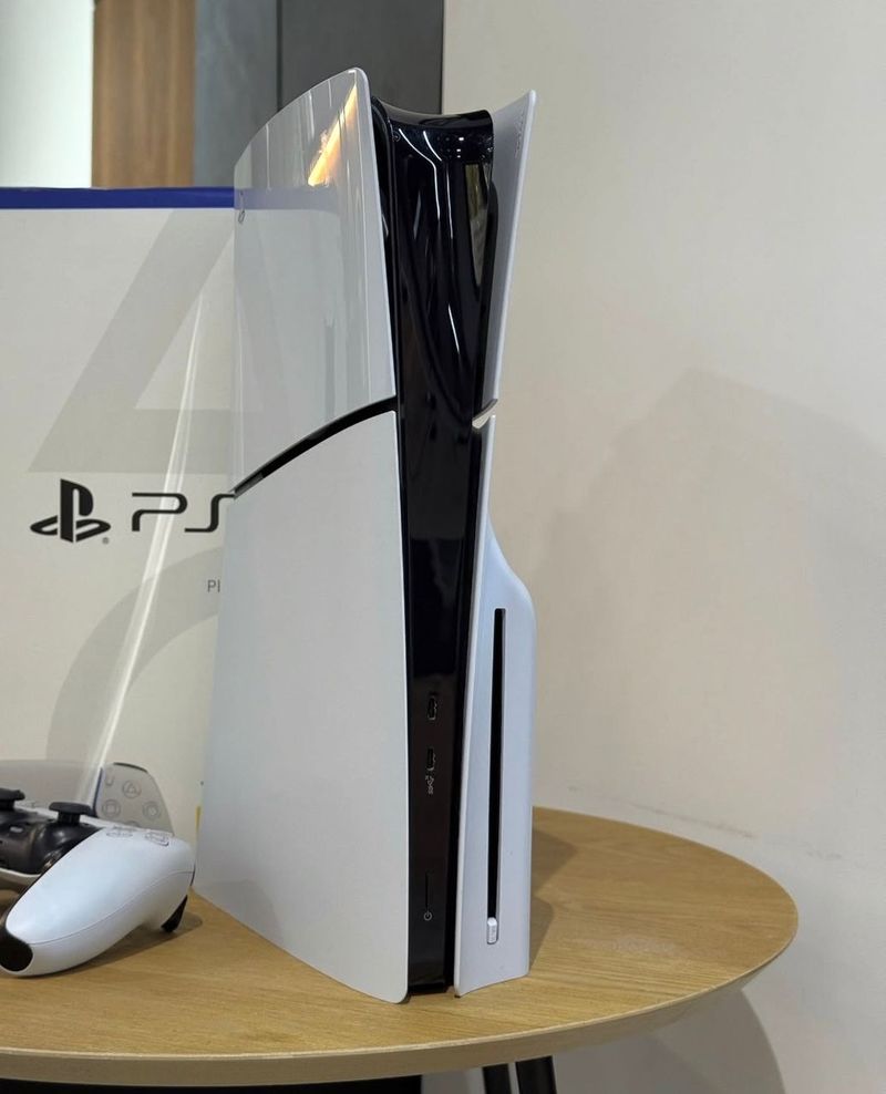 PlayStation 5 Slim Disco 1TB Blanca afbeelding 2