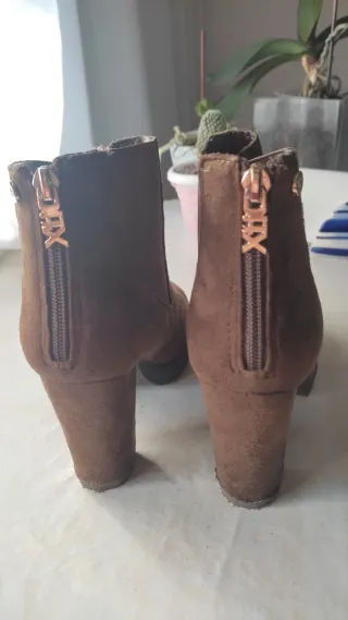 Botines ante marrón canela - n° 38.     A estrenar