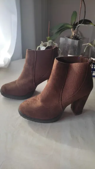 Botines ante marrón canela - n° 38.     A estrenar