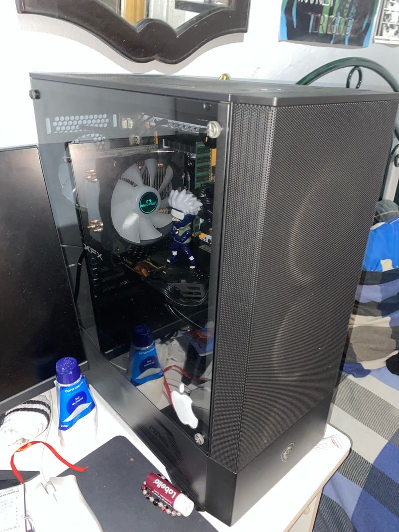 Torre PC MSI Negra