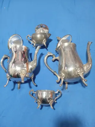 Juego de teteras de metal plateado