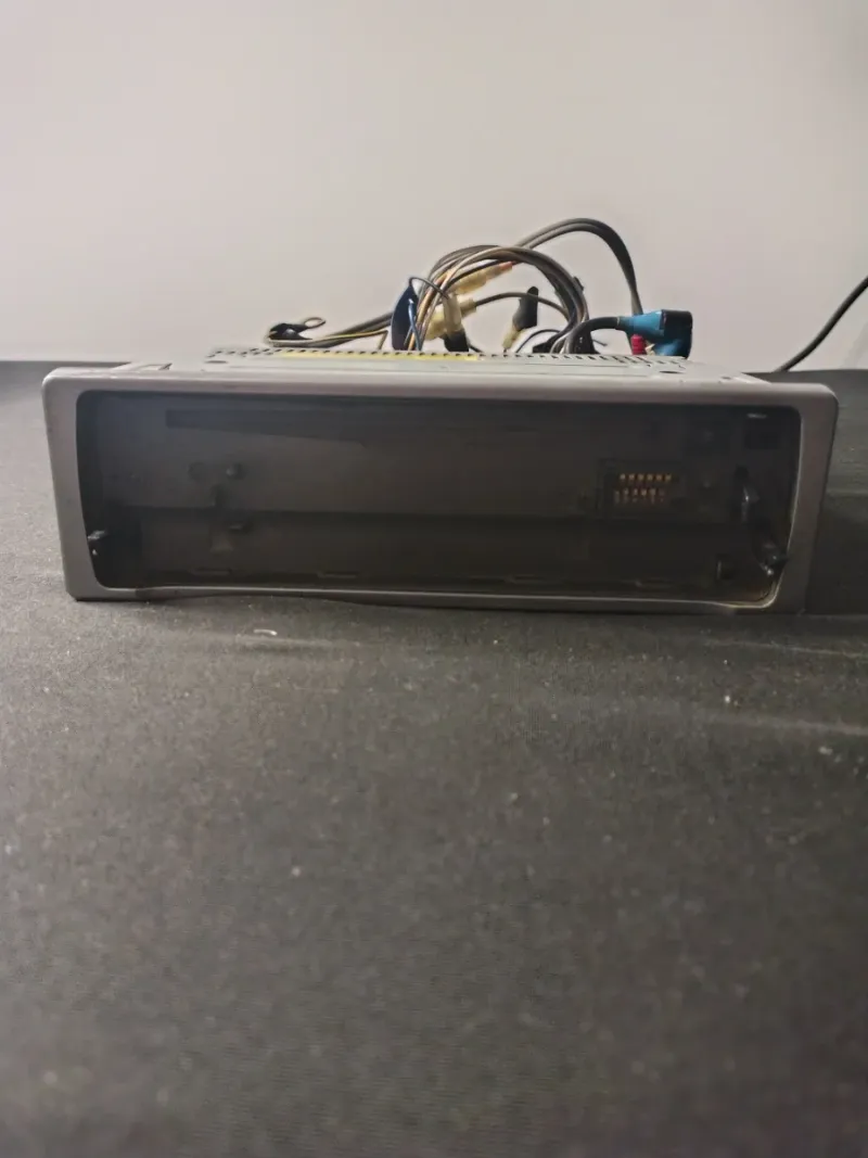 Pioneer DEH-P6800MP completo con frontal, base, estuche y control remoto afbeelding 2